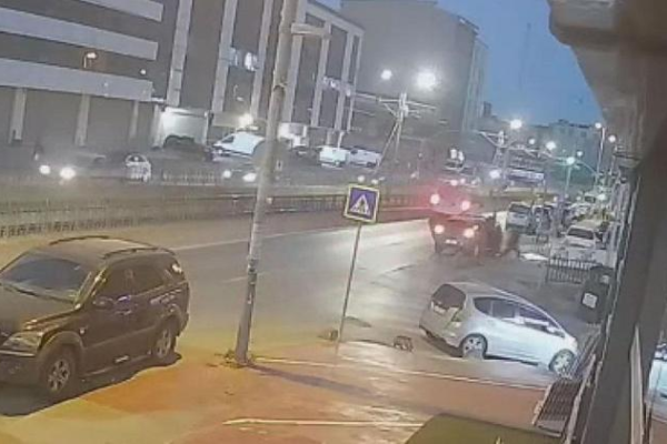 Sultangazi’de korkutan kaza: Otomobil direğe saplandı!