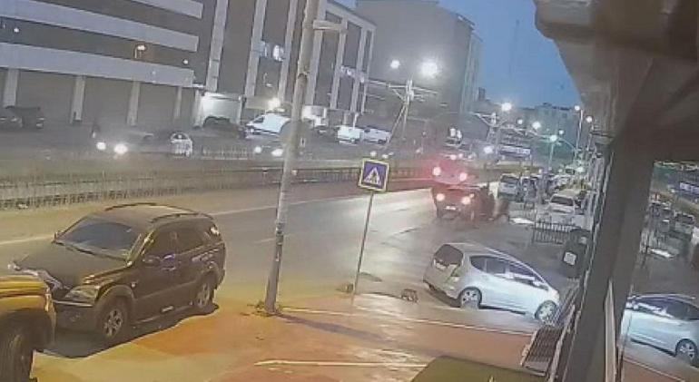 Sultangazi’de korkutan kaza: Otomobil direğe saplandı!