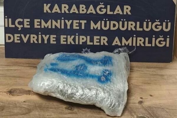 Karabağlar’da Narkotik Operasyonu: 1,2 Kilo Esrarla Yakalanan Şüpheli Tutuklandı