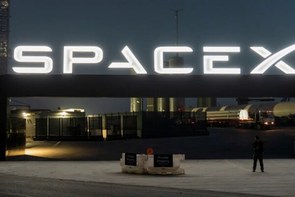 SpaceX ortaklarından sıra dışı talep: “Roketi pembeye boyayabilir miyiz?”