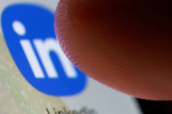 Flört uygulamalarından yorulan bekarlar LinkedIn’e yöneliyor