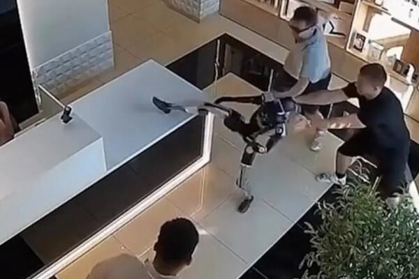 Müşteri robotu itti, robot tekme tokat saldırdı