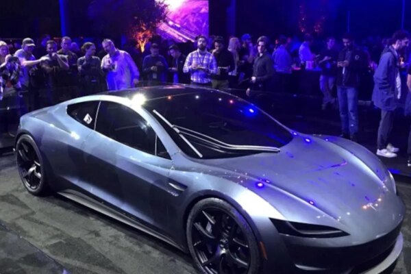Uzun süredir erteleniyordu. Tesla Roadster 1 Ekim’de tanıtılacak